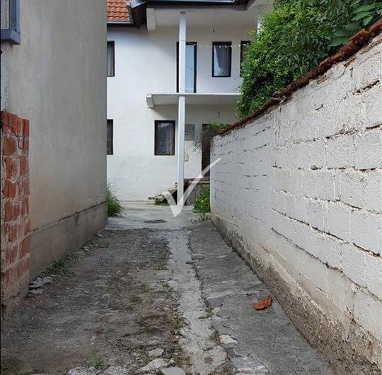 Shtëpi 140 m² + Oborr 3 Ari te 4 Llullat