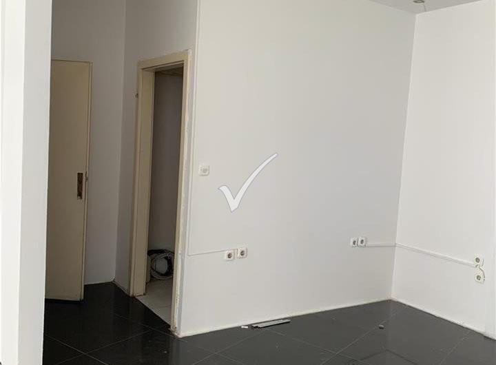 Lokal 70 m² në Qendër