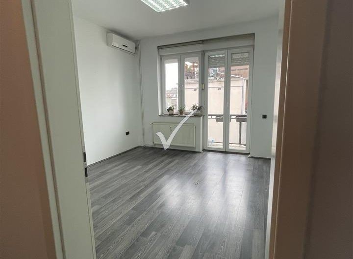 BANESE 80M2 NE QENDER