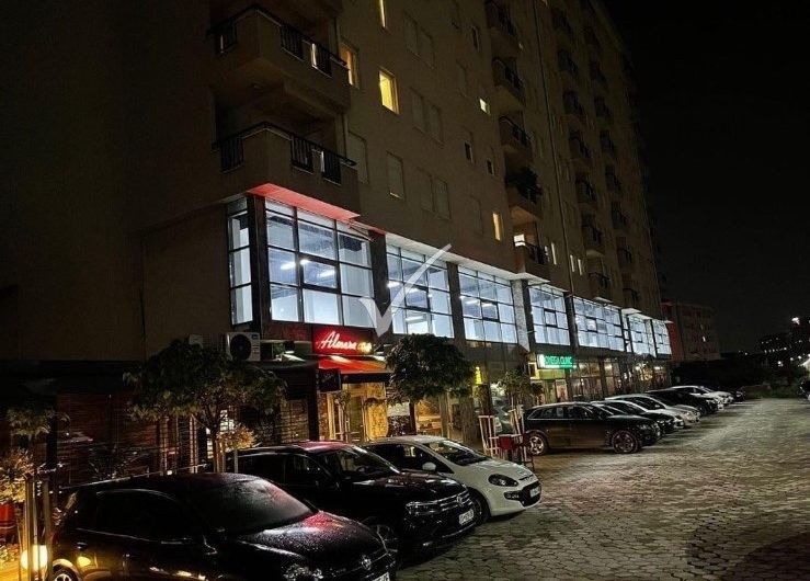 LOKAL 600M2 NË TOPHANE