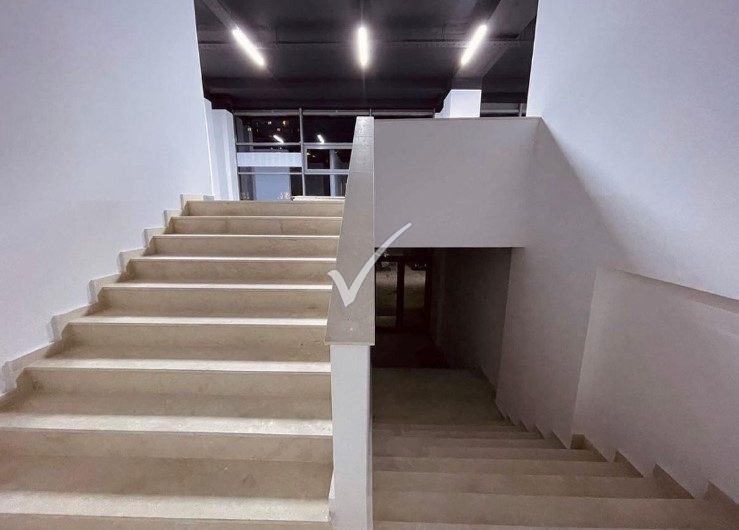 LOKAL 600M2 NË TOPHANE