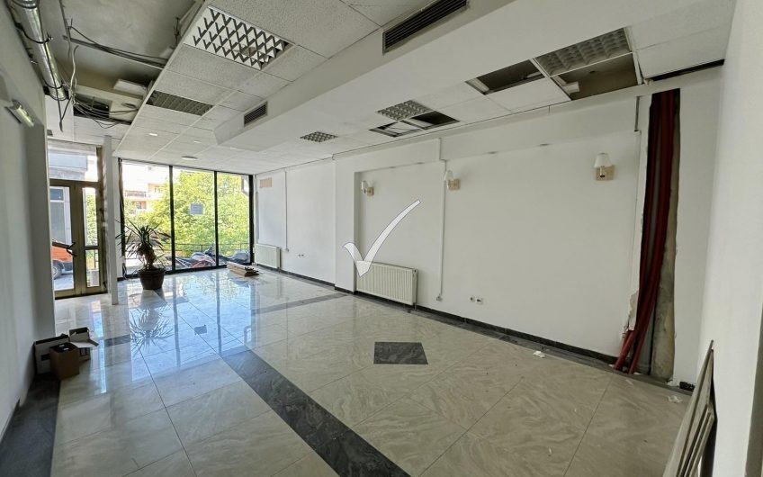 LOKAL 70M2 NË QENDËR